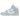 Der Nike Dunk High Sail Football Grey (W) ist eine stylische Option für Damen und präsentiert sich im High-Top-Sneaker-Design mit hellblauen und weißen Ledereinsätzen. Er verfügt über ein dominantes Swoosh-Logo und weiße Schnürsenkel, alles auf einem schlichten Hintergrund.