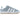 Der Adidas Campus 00s Blue Grey ist ein hellblauer Wildleder-Sneaker mit weißen Schnürsenkeln, charakteristischen weißen Seitenstreifen und einer Gummisohle, die in einem Seitenprofil auf weißem Hintergrund angezeigt wird.