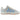Der Adidas Campus clear sky by Sylt Sneaker besteht aus weißem Wildleder, hellblauen Streifen, beigen Schnürsenkeln und einer Gummisohle, die im Seitenprofil gezeigt wird.