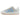 Der Sylt Sneaker Adidas Campus clear sky verfügt über hellgraues Wildleder, hellblaue Adidas-Streifen und Branding, beige Schnürsenkel, eine weiße Zwischensohle und eine hellbraune Gummi-Außensohle, gezeigt im Seitenprofil.