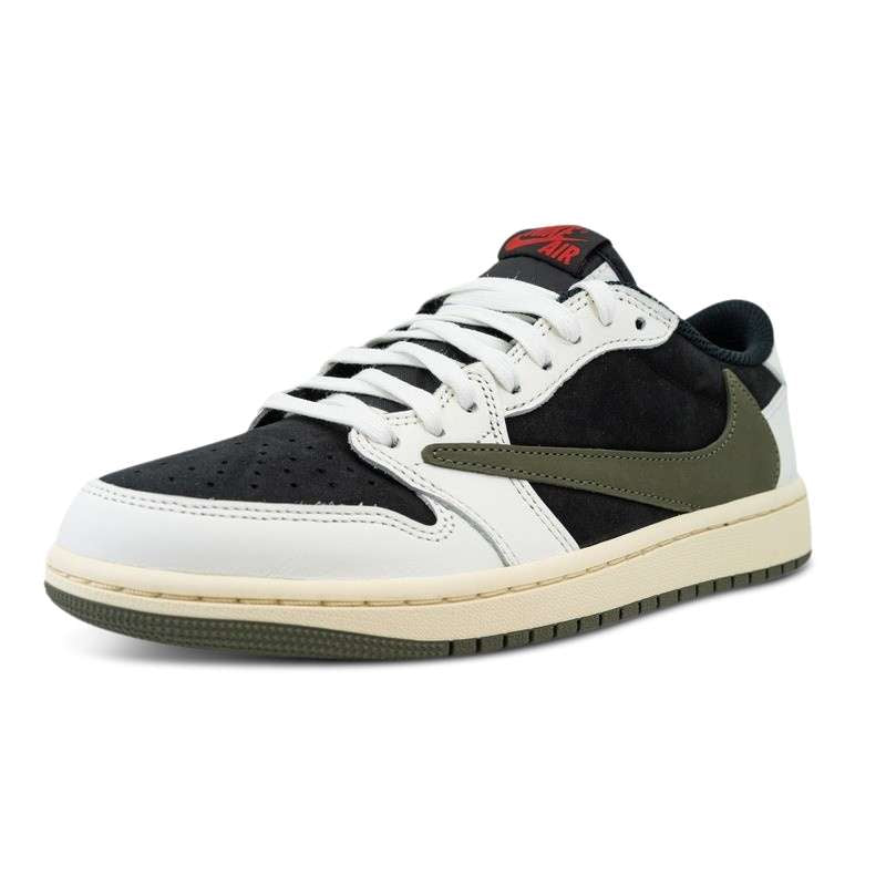 Ein einzelner Nike Air Jordan 1 Low x Travis Scott Olive (w) Sneaker mit weißen Schnürsenkeln, einer Zehenkappe aus schwarzem Wildleder, olivgrünen und weißen Einsätzen und einem roten Logo-Etikett auf weißem Hintergrund.