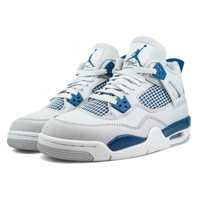 Ein Paar Nike Air Jordan 4 Military Blue (GS) Sneakers, isoliert auf weißem Hintergrund.