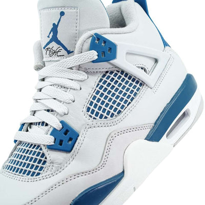Nahaufnahme eines weiß-blauen Nike Air Jordan 4 Military Blue (GS)-Sneakers mit Details der Schnürung, Mesh-Einsätzen und dem Jumpman-Logo auf der Zunge.