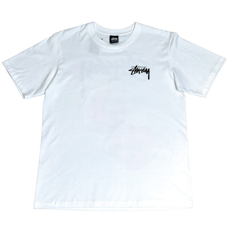 Stüssy Fuzzy Dice T-Shirt weiß, mit dem Stüssy-Logo in Schwarz auf der linken Brustpartie aufgedruckt, auf weißem Hintergrund dargestellt und online verfügbar.
