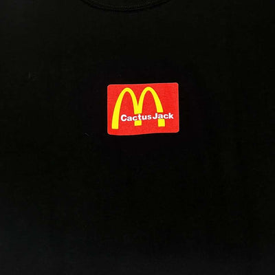 Travis Scott x McDonald's Sesame II T-Shirt in Schwarz von Travis Merch, mit dem roten McDonald's-Logo und der Aufschrift „Cactus Jack“ darunter.