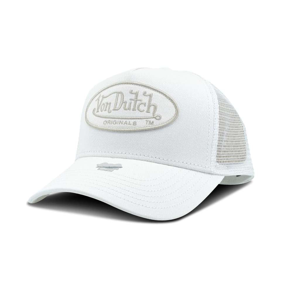 Weiße Trucker-Mütze von Von Dutch mit Boston Cot Twill auf der Rückseite und Logo-Aufnäher auf der Vorderseite vor weißem Hintergrund.